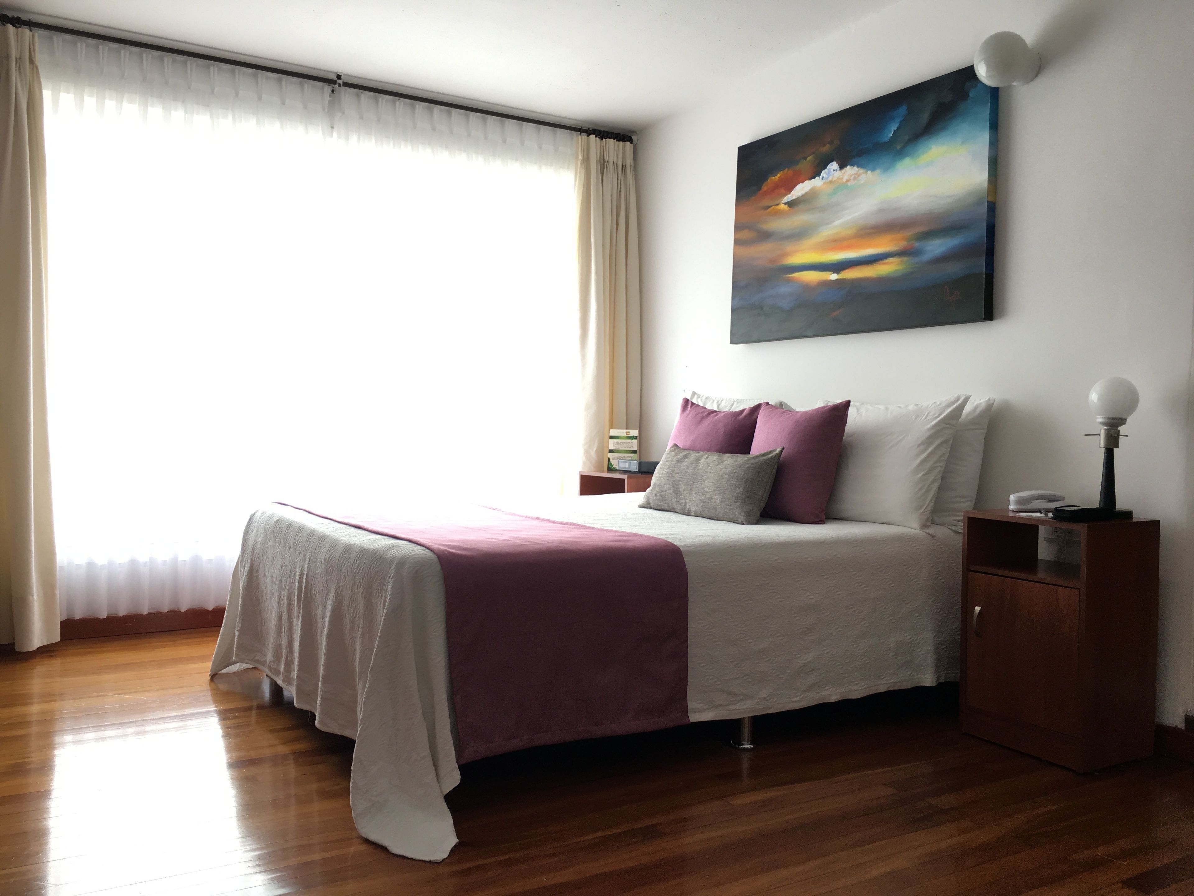 Luxe beddengoed, donzen dekbedden, een minibar, een kluis op de kamer