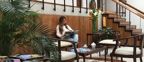 Coin salon dans le hall