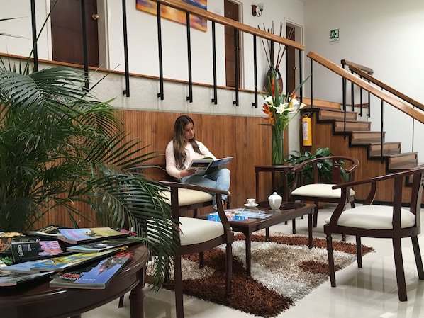 Coin salon dans le hall