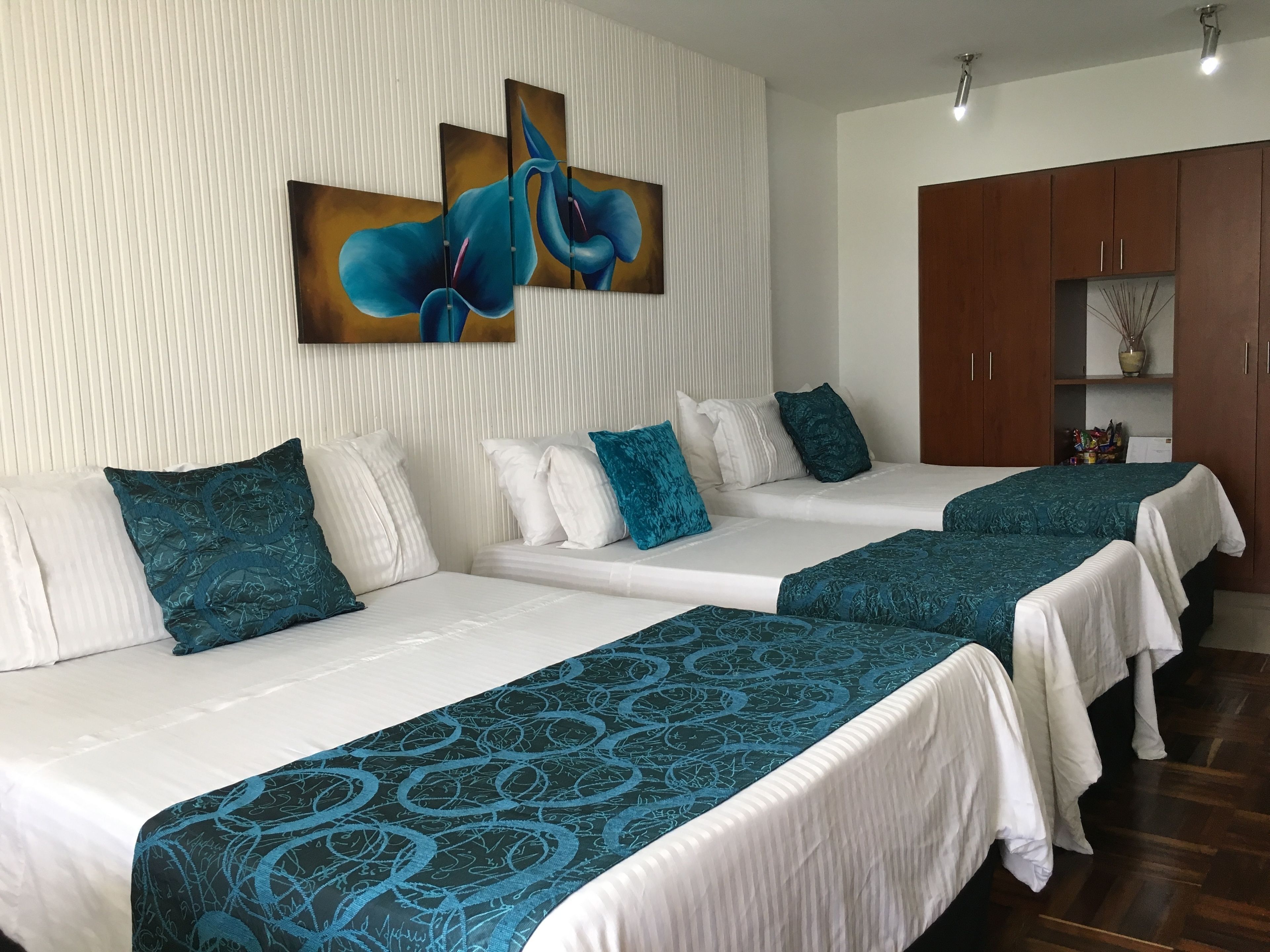 Luxe beddengoed, donzen dekbedden, een minibar, een kluis op de kamer