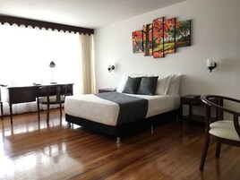 Ropa de cama de alta calidad, cubrecamas y minibar