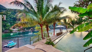 2 hồ bơi ngoài trời, dù/ô trên bãi biển/hồ bơi, ghế dài tắm nắng