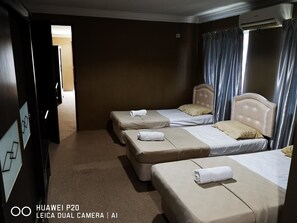 Desk, soundproofing, iron/ironing board, bed sheets - Marang Village Resort & Spa (Marang)