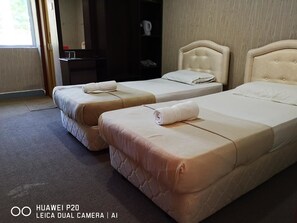 Desk, soundproofing, iron/ironing board, bed sheets - Marang Village Resort & Spa (Marang)