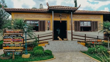 Vista frontal de la propiedad