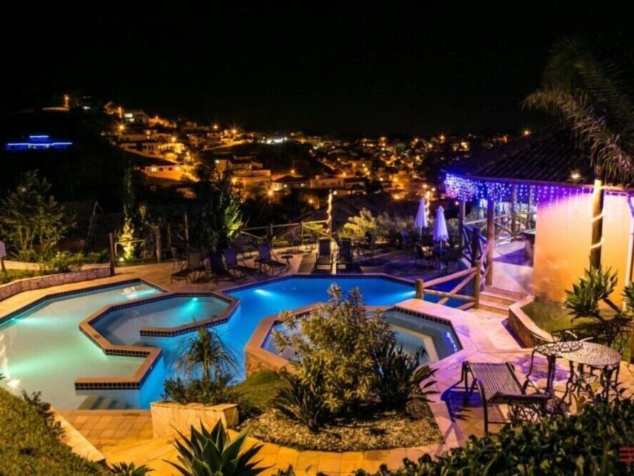 Een buitenzwembad, ligstoelen bij het zwembad