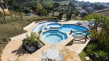 Piscina externa, espreguiçadeiras