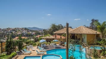 Alberca al aire libre y camastros