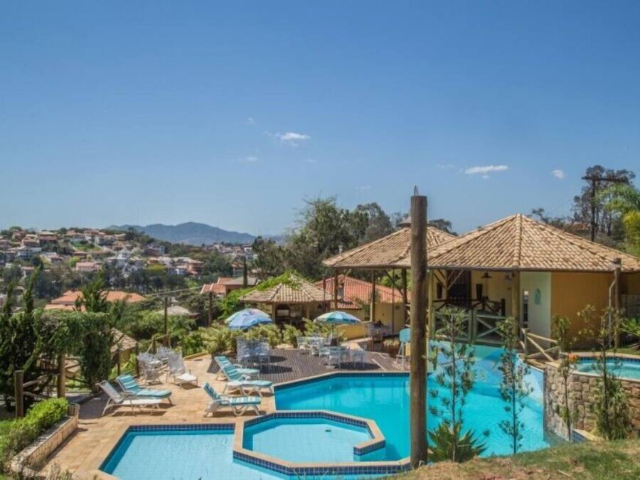 Piscina externa, espreguiçadeiras