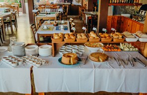 Free daily buffet breakfast  - Vila Chico Hotel Fazenda (Sao Lourenco)