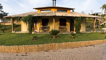 1 habitación, decoración personalizada y tabla de planchar con plancha