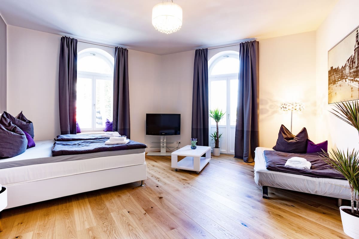 Flat-screen TV, heated floors