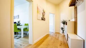 Mobiliario individual, cortinas opacas, sistema de insonorización