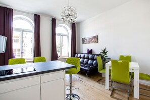 Full-size fridge, microwave, stovetop, dishwasher