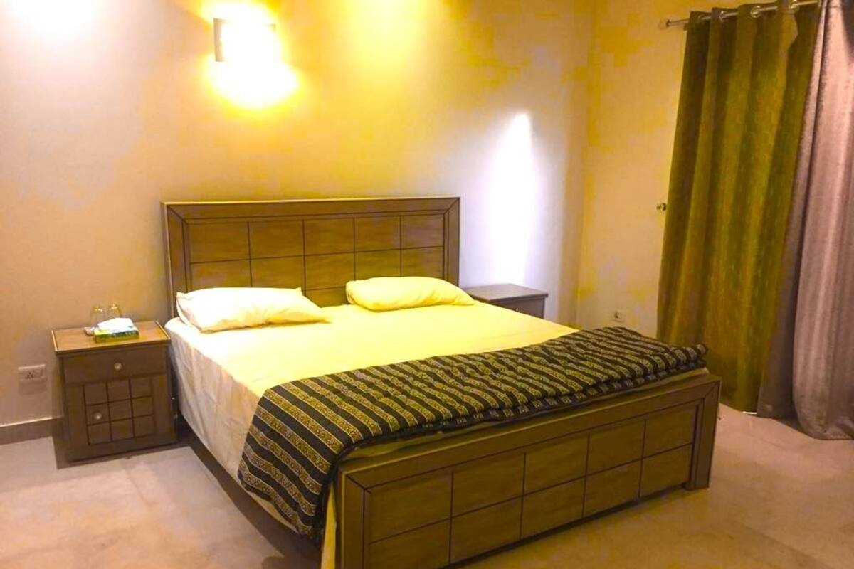 3 bedrooms, down comforters, desk, cribs (surcharge)