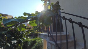 A building with a balcony and a staircase leading up to it. - Apartmani Exclusive (Rovinj)