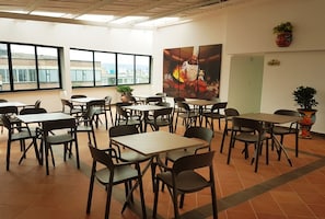 Petit déjeuner complet compris tous les jours