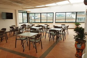 Desayuno completo gratuito y diario