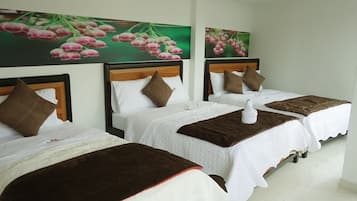 基础客房, 多张床, 无烟房 | 遮光窗帘、隔音、熨斗/熨板、免费 WiFi