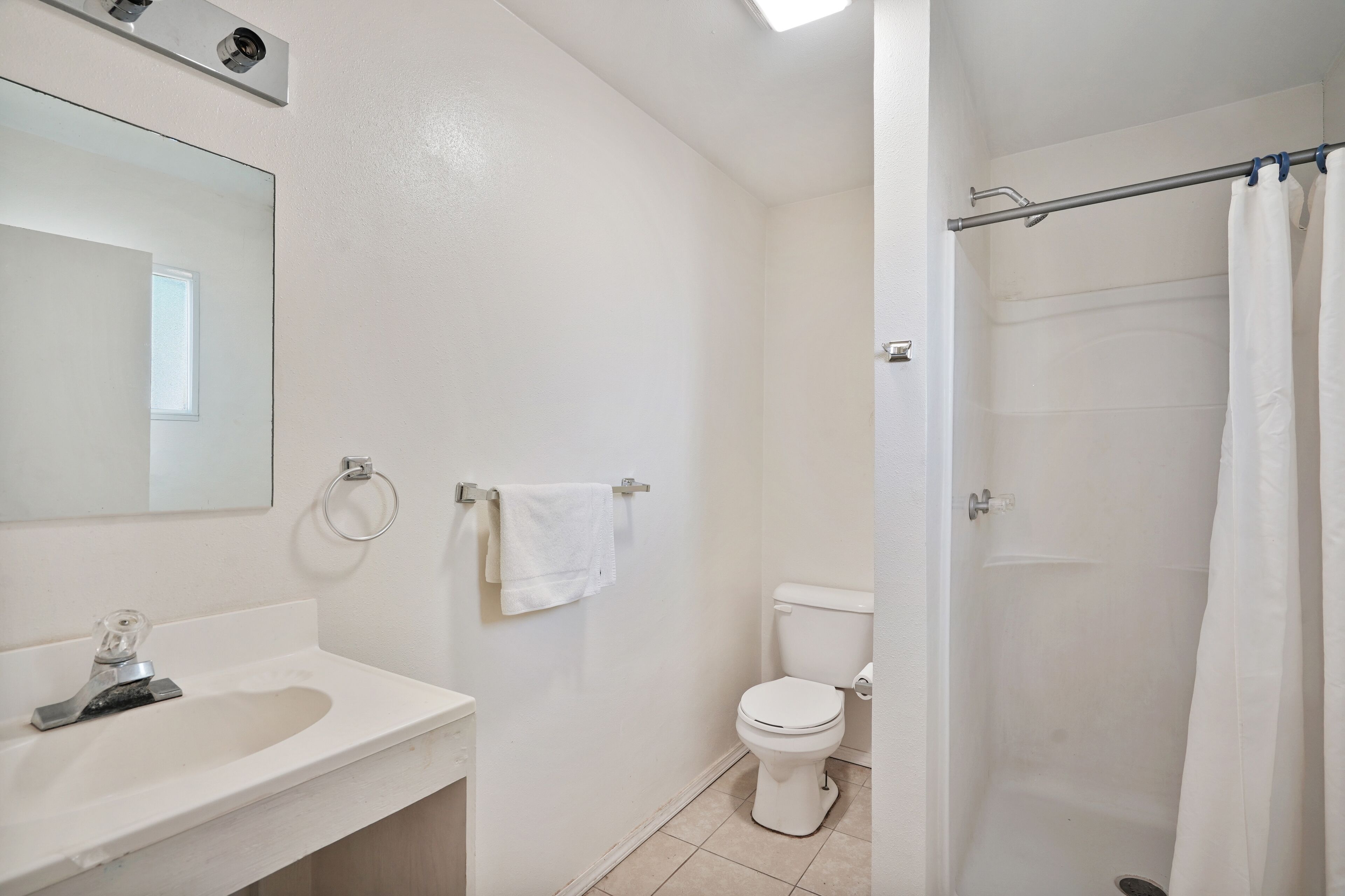 Chambre, Plusieurs lits, cuisinette | Salle de bain | Articles de toilette (gratuits), serviettes fournies