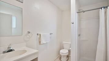 Chambre, Plusieurs lits, cuisinette | Salle de bain | Articles de toilette (gratuits), serviettes fournies