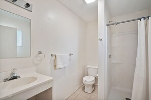 Zimmer, Mehrere Betten, Kochnische | Badezimmer