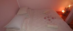 Egyptian cotton sheets, premium bedding, individually furnished - Guest House Nise (Tbilisi)