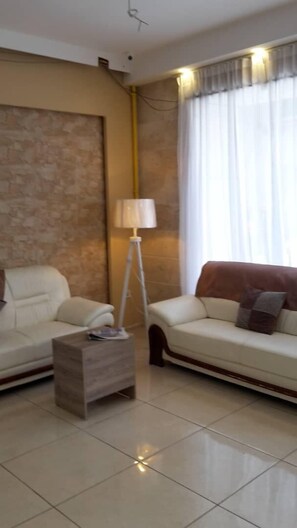 Lobby sitting area - Hotel El Ksar (Oran)