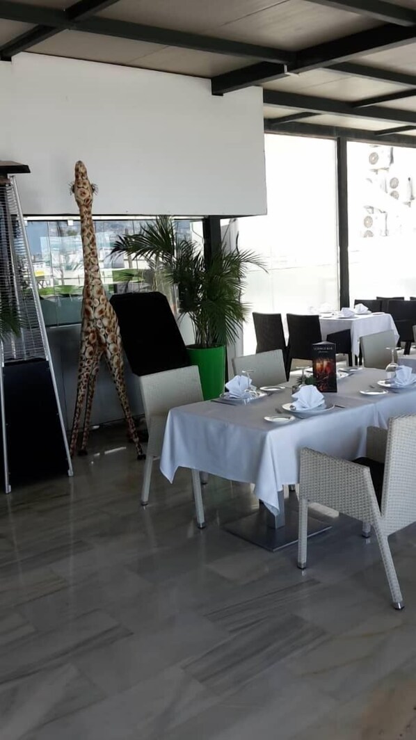 2 restaurants, breakfast, lunch served; local and international cuisine