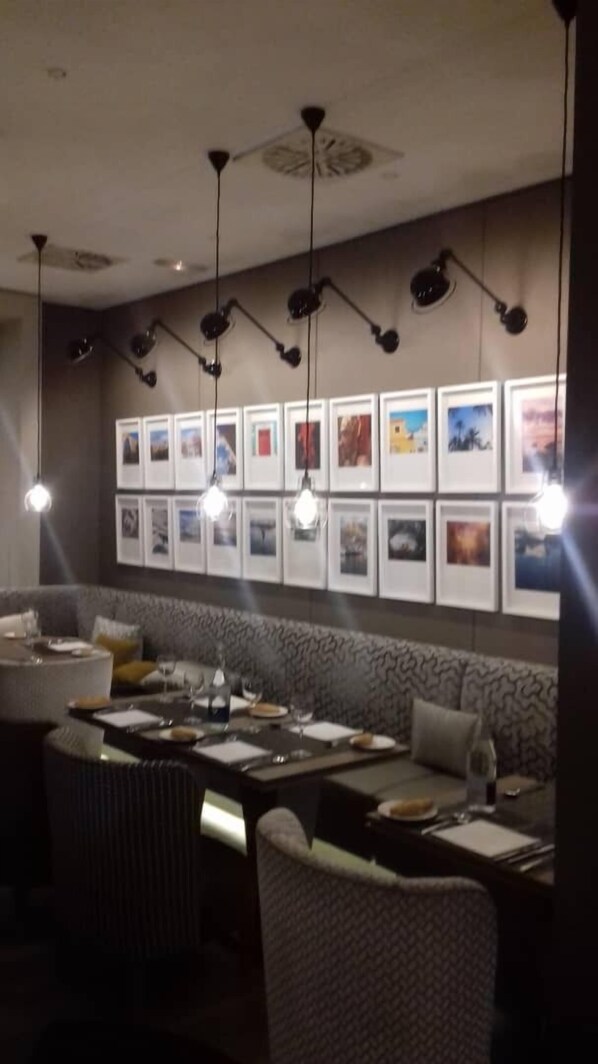 2 nhà hàng, phục vụ bữa sáng, bữa trưa, món địa phương và quốc tế 