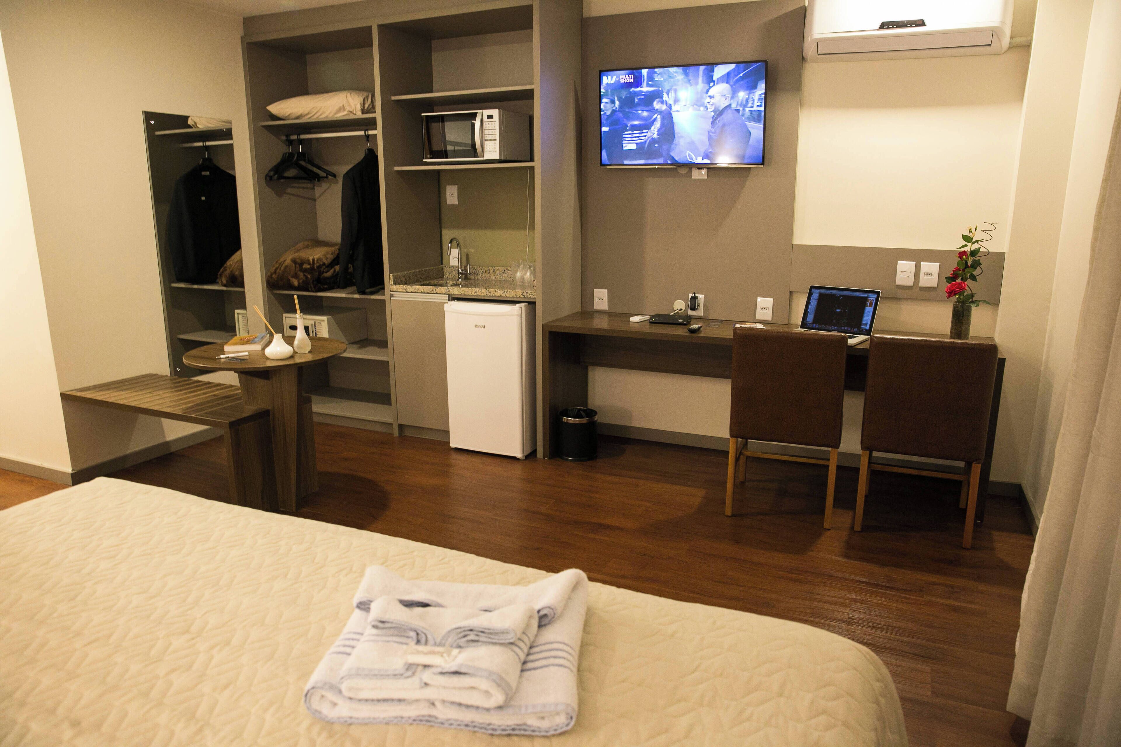 Minibar, caja de seguridad en la habitación y escritorio 