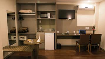 Comfort tweepersoonskamer | Een minibar, een kluis op de kamer, een bureau, verduisterende gordijnen