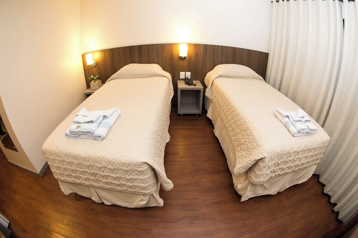 deluxe twin room | 1 bedroom, minibar, in-room safe, desk