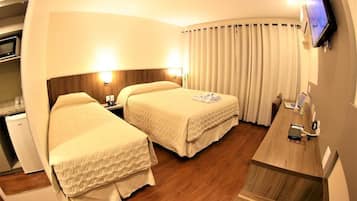 Habitación triple Deluxe | Minibar, caja fuerte, escritorio y cortinas opacas