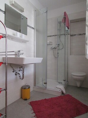 ฝักบัว, เรนชาวเวอร์, ไดร์เป่าผม (มีให้บริการตามคำขอ), ผ้าเช็ดตัว