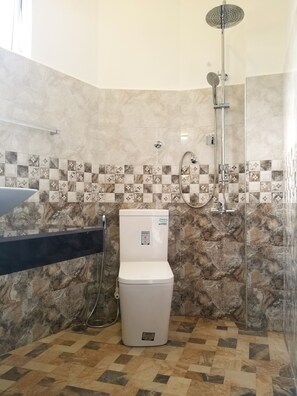 Shower, rainfall showerhead, free toiletries, bidet - Queens Mount (Kandy)