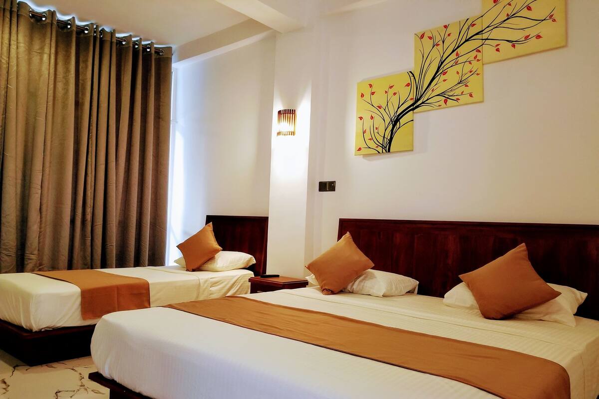 Deluxe Triple Room with Air-Con | 遮光窗帘、隔音、熨斗/熨板、免费 WiFi