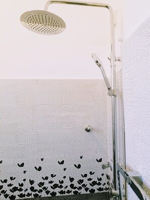Deluxe Triple Room with Air-Con | Bathroom shower