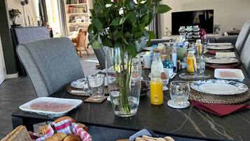 Daily full breakfast (EUR 14.00 per person)