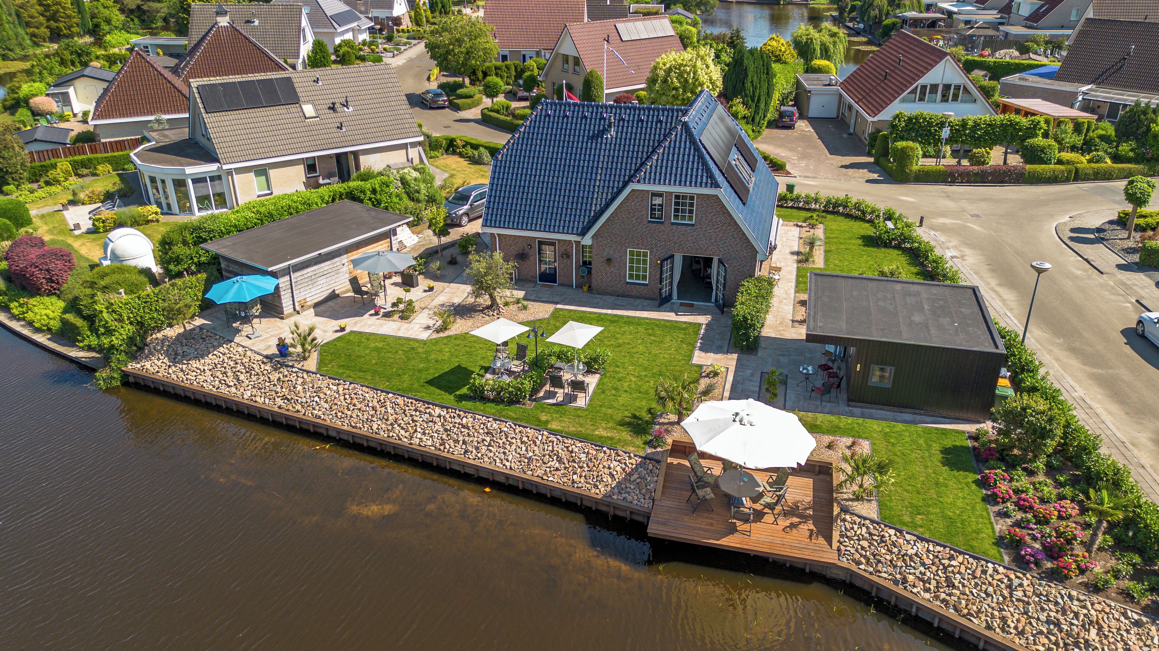 Un quartier résidentiel avec des maisons, un quai et un petit bateau.