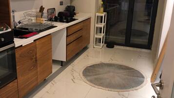 Family Apartment | Private kitchen | Microwave, oven, stovetop, cookware/dishes/utensils