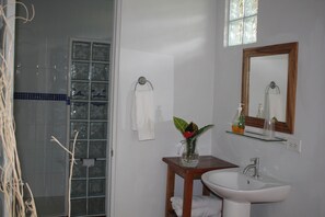 Chambre Quadruple Familiale, plusieurs lits, non-fumeur | Salle de bain