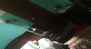 Tabla de planchar con plancha y ropa de cama 