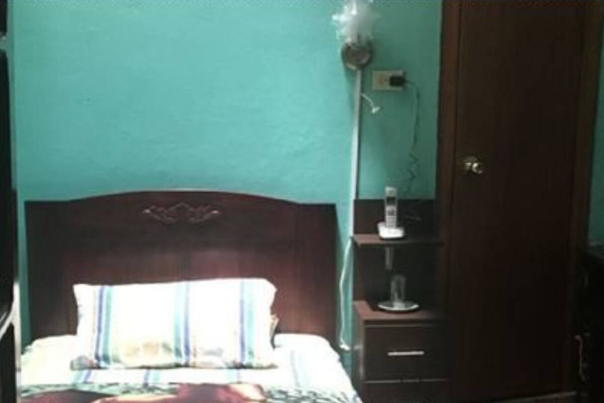 Tabla de planchar con plancha y ropa de cama