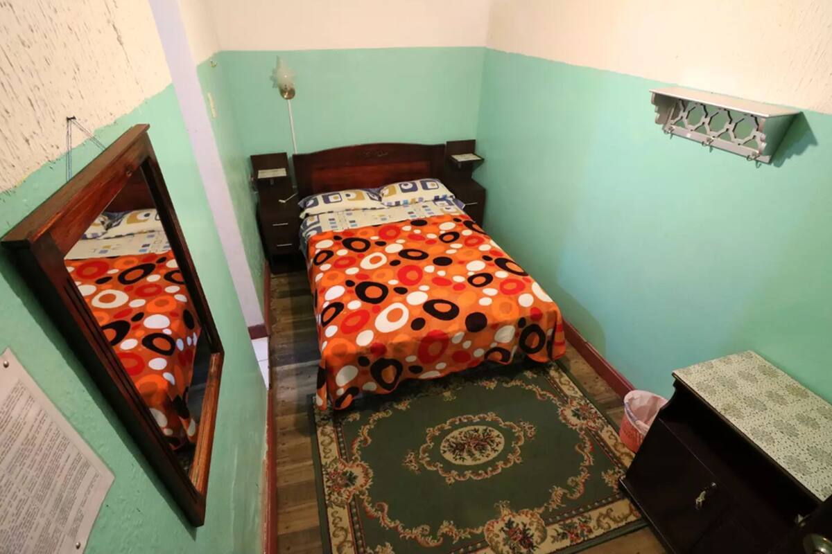 Habitación doble, 1 cama matrimonial, baño privado | Tabla de planchar con plancha y ropa de cama