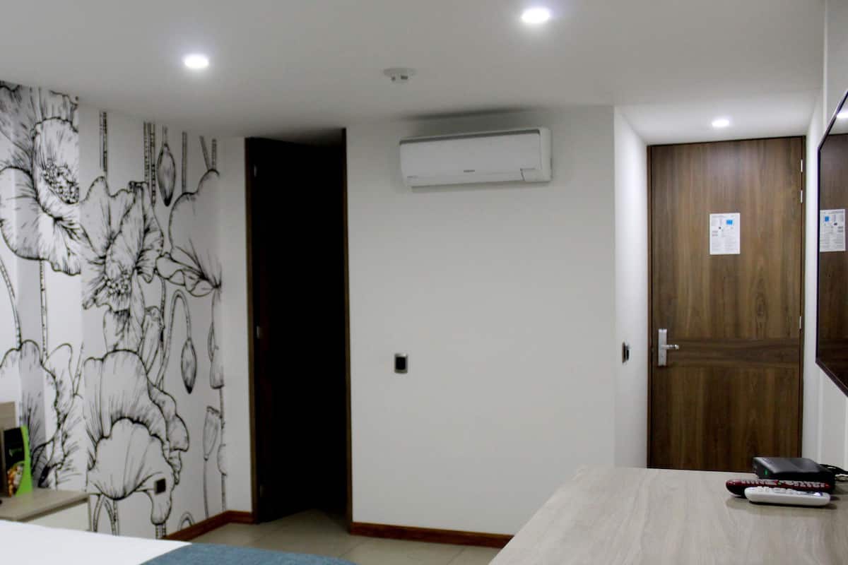 Deluxe Double Room, 1 King Bed, Accessible | Egyptian cotton sheets, minibar, in-room safe, desk