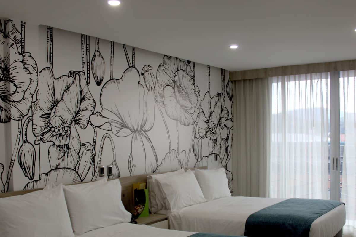 Deluxe Twin Room, Accessible | Egyptian cotton sheets, minibar, in-room safe, desk