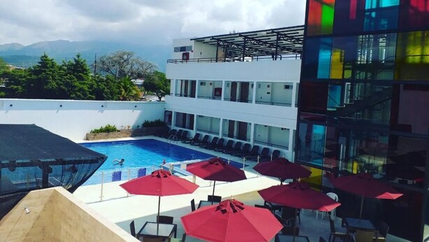 Outdoor pool - Hotel Karmel (Melgar)