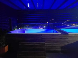 32-英寸液晶电视 （配备有线频道）、电视
