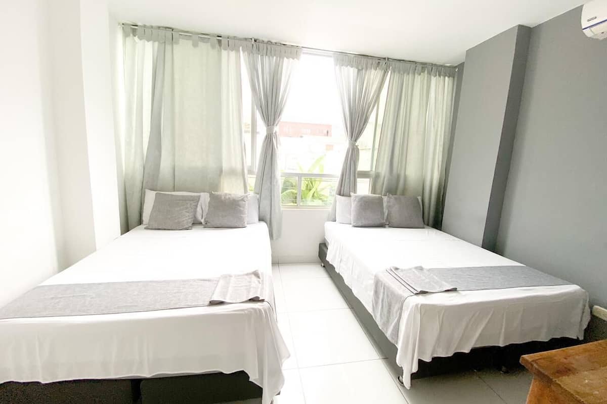 Habitación cuádruple económica, 2 camas dobles, no fumadores | Tabla de planchar con plancha, wifi gratis, ropa de cama